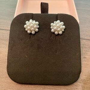 𝅺faux pearls post earrings